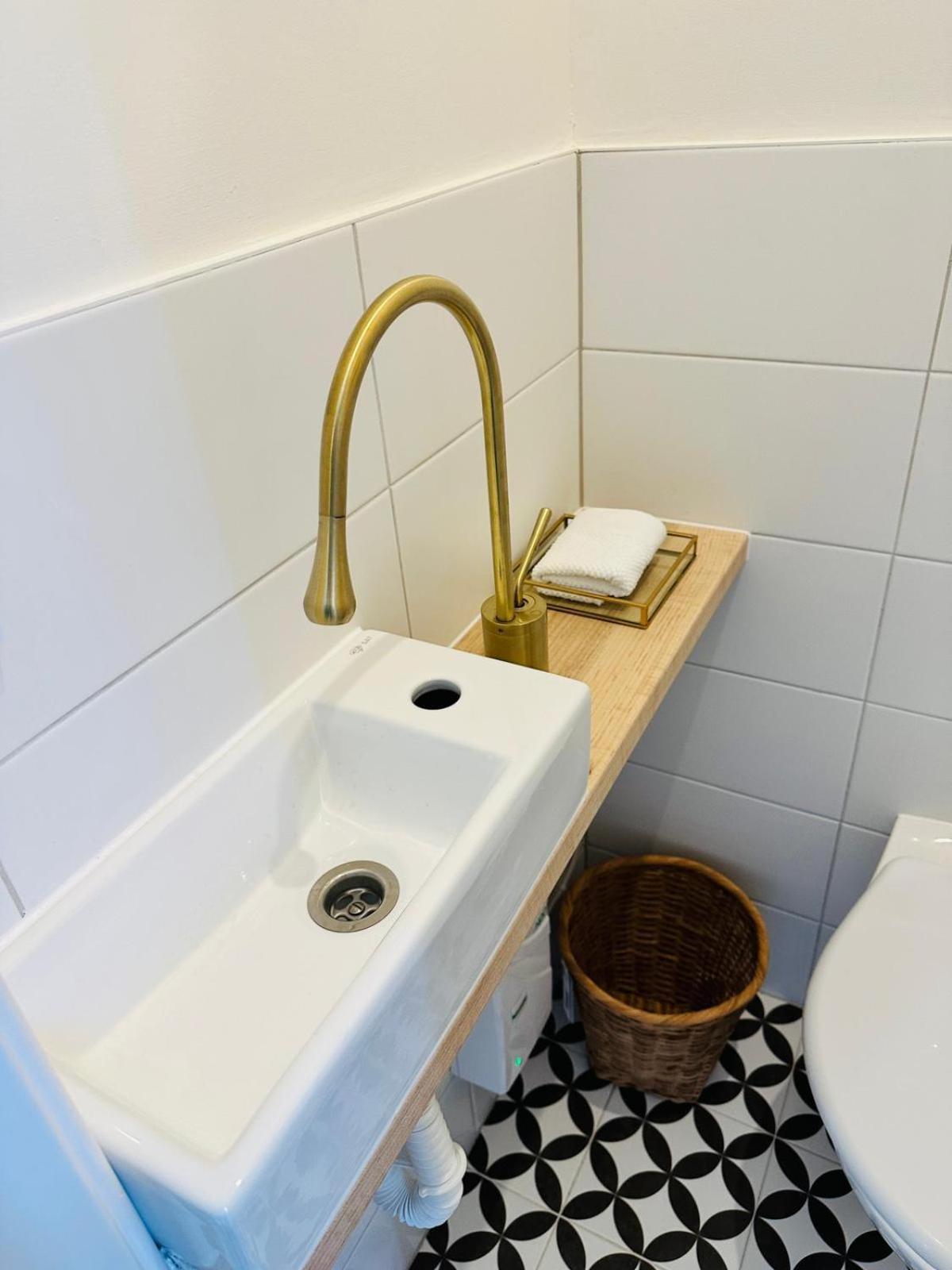 Cozy And Unique Near Train Station Apartman