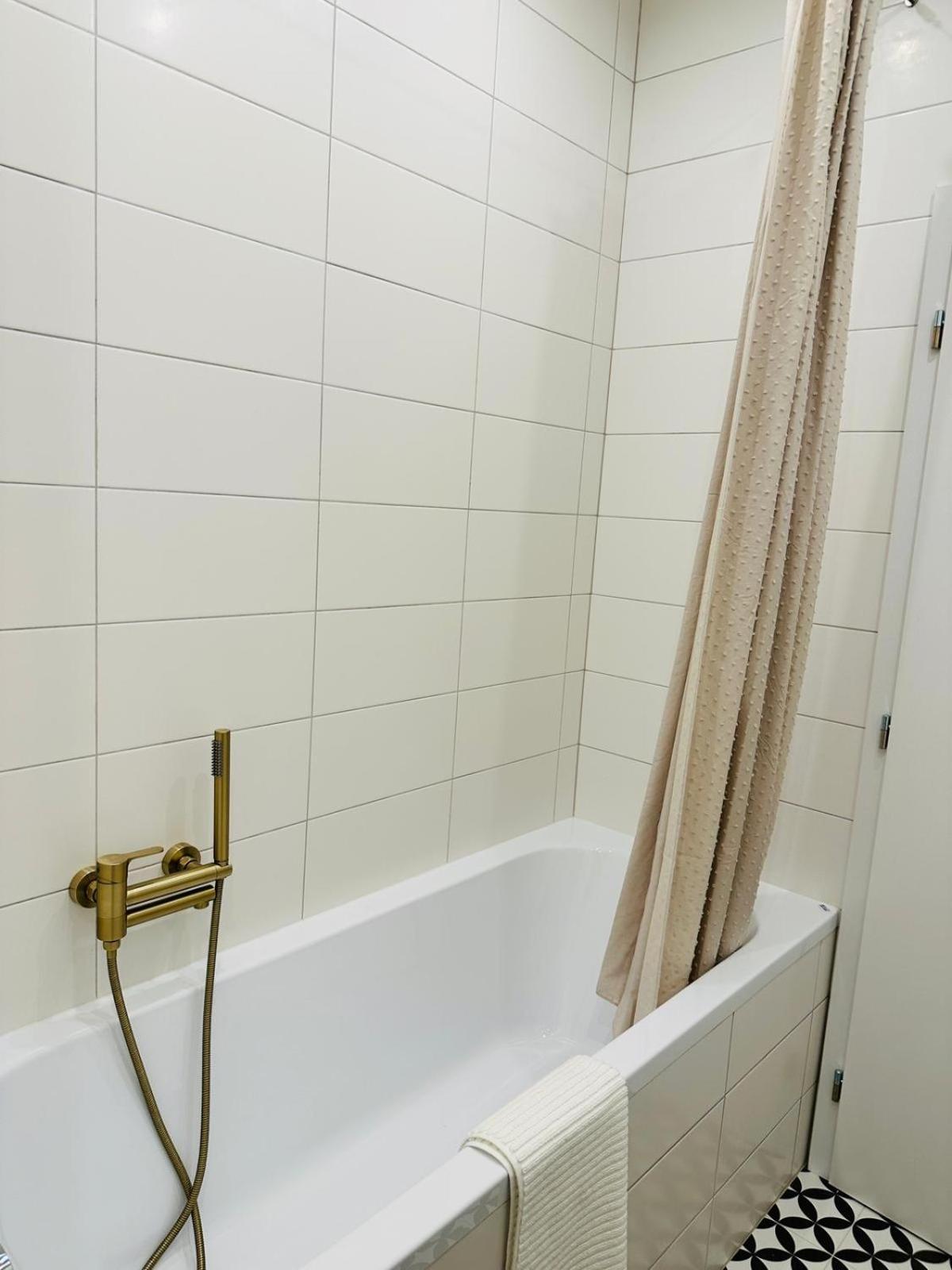 Cozy And Unique Near Train Station Apartament